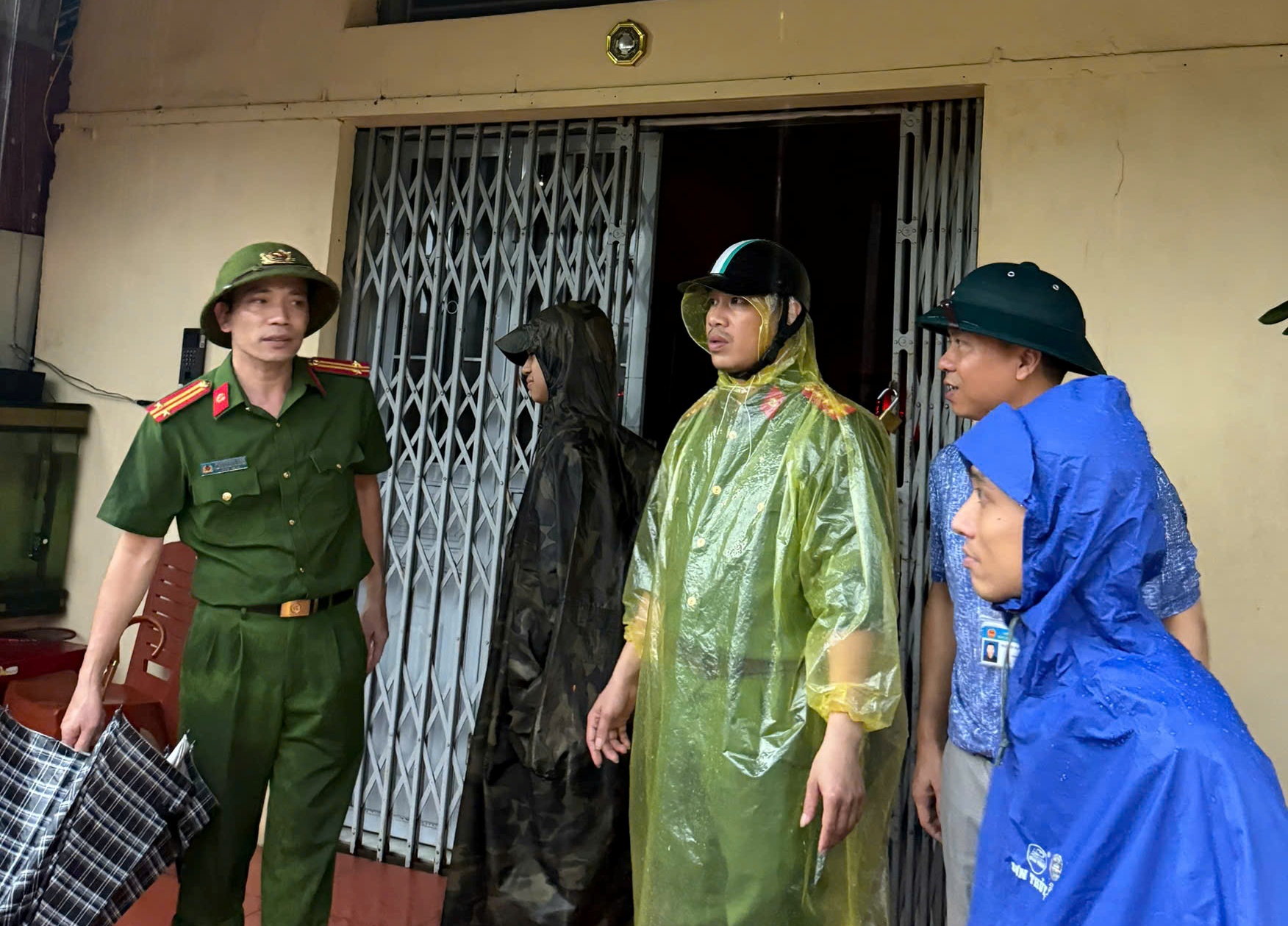 Công an phường Hải An đồng thời thực hiện nhiệm vụ chính trị và hỗ trợ Nhân dân phòng, chống bão lụt